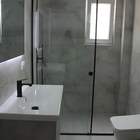 Rum i privatbostad Besa & Tirana
